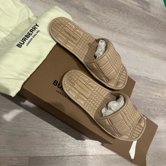 Burberry Flat Sandals 2022 collections  EXCLUSIVE won’t find them anywhere ! - Picture 3 of 6